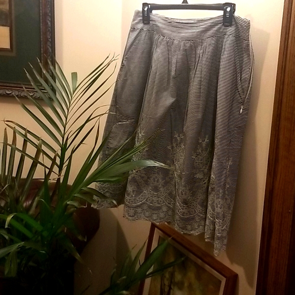 ADORABLE NY Collection embroidered skirt W/POCKETS - Picture 2 of 7